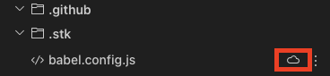 Captura de tela de uma IDE exibindo um arquivo chamado babel.config.js e logo ao lado um quadrado um ícone de nuvem indicando que o arquivo está no processo de ser indexado.