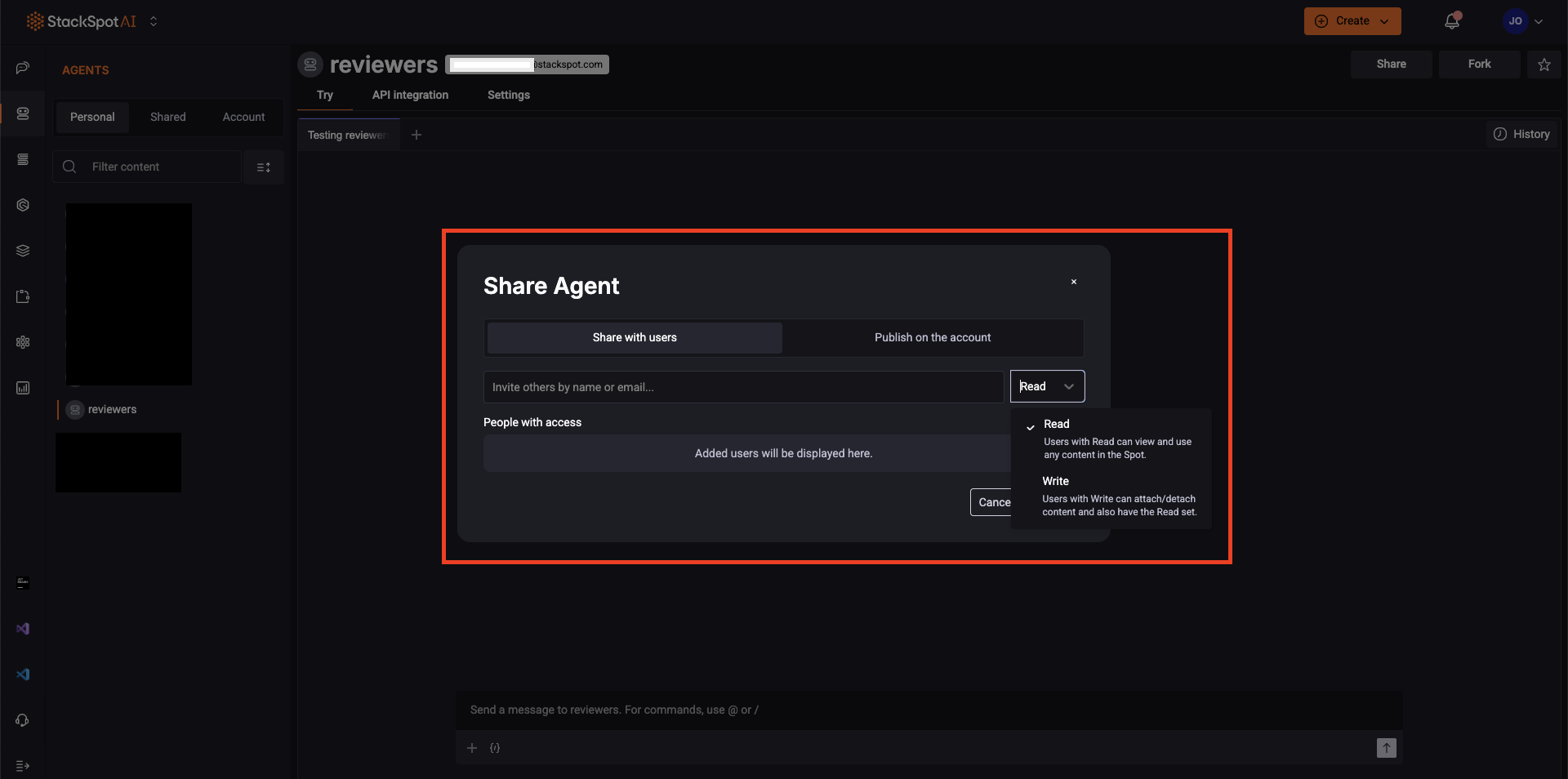 Imagem exibindo a interface do StackSpot AI na seção de Agente. A imagem destaca o botão Compartilhar, que ao ser acionado, abre um modal para compartilhar o agente com outras pessoas usuárias. No modal, há um campo para digitar o e-mail da pessoa usuária e um botão Salvar para confirmar o compartilhamento.