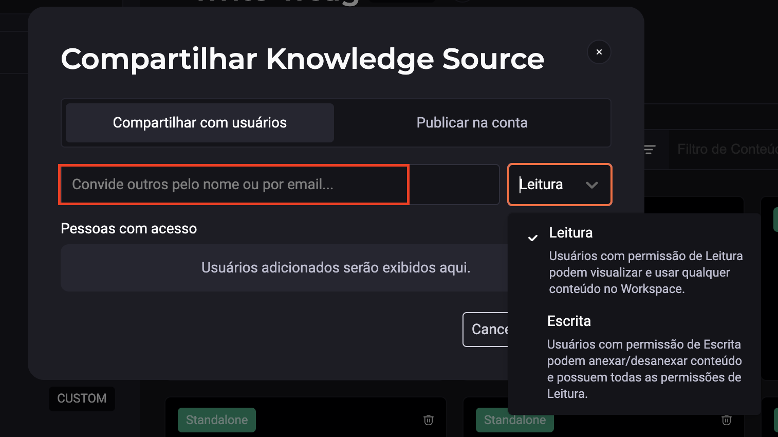 Imagem do portal StackSpot AI mostrando a página de compartilhamento de conteúdo com usuários. Um círculo destaca a área onde é possível adicionar os e-mails dos usuários e definir se eles terão permissão de leitura ou edição.